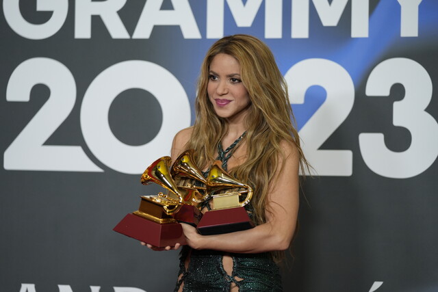 La cantante Shakira, posa con los 3 Grammy que le han sido otorgados durante la gala de entrega de los Latin Grammy 2023, en el Palacio de Congresos de Sevilla. (Foto: Joaquin Corchero / Europa Press)