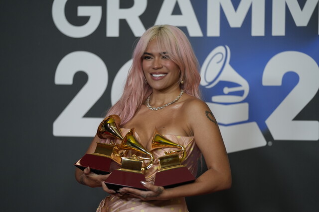 La cantante Karol G, posa con los 3 Grammy que le han sido otorgados durante la gala de entrega de los Latin Grammy 2023.(Foto: Joaquin Corchero / Europa Press)