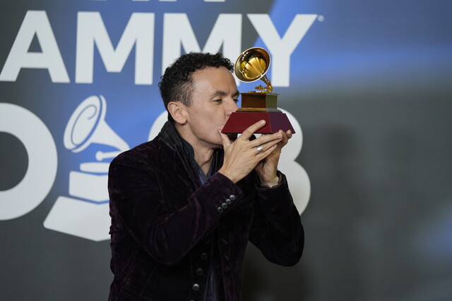 El cantante Fonseca, posa con el Grammy a mejor canción tropical. (Foto: Joaquin Corchero / Europa Press)