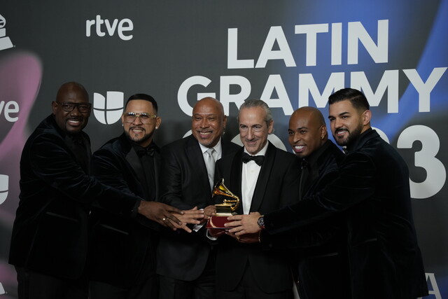 El Grupo Niche y Orquesta Sinfónica Nacional de Colombia, posan con el Grammy a mejor álbum de salsa.(Foto: Joaquin Corchero / Europa Press)