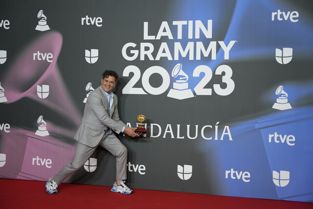 El cantante Carlos Vives, posa con el Grammy a mejor álbum de cumbia/vallenato. (Foto: Joaquin Corchero / Europa Press)