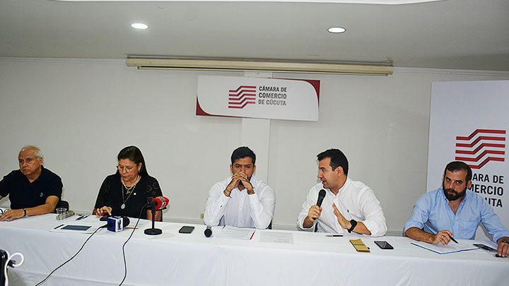 Sergio Palacios, Sandra Inés Guzmán, Sergio Castillo, Amilcar Mirep y Francisco Unda hablaron sobre cómo va el comercio con Venezuela.