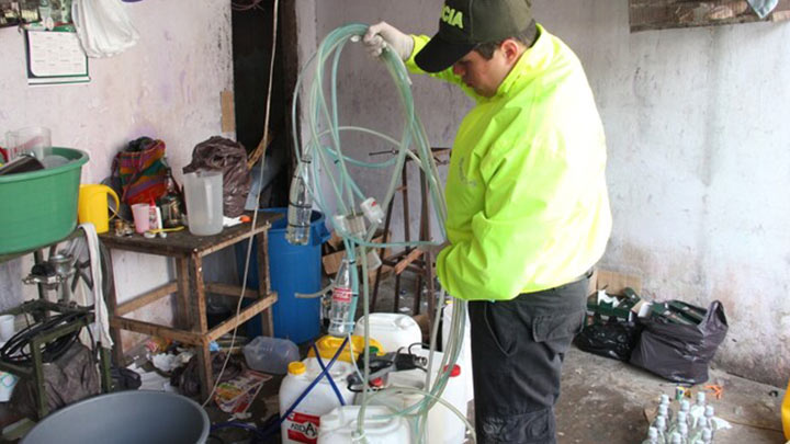  El licor adulterado también cobró vidas de colombianos debido a la fabricación clandestina de este producto./Foto: archivo – Colprensa