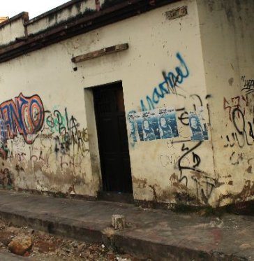 La casa está llena de grafitis y se encuentra en deterioro./ Foto: Carlos Ramírez. 
