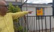 Hernando Angarita, vecino de Barrio Blanco, muestra la cerca eléctrica que instaló en su casa/Foto Orlando Carvajal/La Opinión