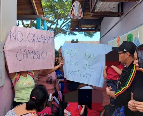 Protestaron en zona popular de San Cristóbal por cambios de directoras de planteles.