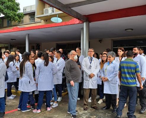 Estudiantes de medicina del Táchira exigen derecho al uso del auditorio del Hospital Central de San Cristóbal. / Foto: Anggy Polanco / La Opinión