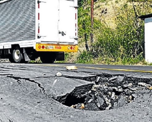 Colapso de alcantarilla pone en riesgo el desplazamiento en la carretera que conduce a la frontera./ Foto Cortesía