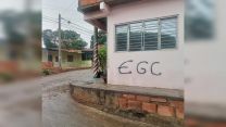 Las fachadas de las casas fueron pintadas con la sigla E.G.C