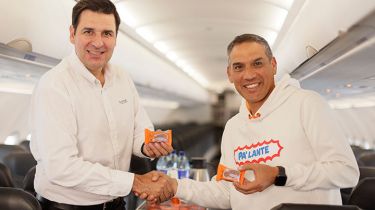 El director ejecutivo de LATAM Airlines Colombia, Santiago Álvarez, y el presidente de Productos Ramo, Bernardo Serna Gámez. / Foto: Cortesía