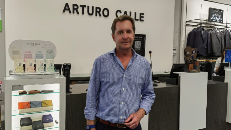 La marca de moda colombiana, Arturo Calle, continúa su expansión en el país con la apertura de un nuevo almacén en el centro comercial Jardín Plaza