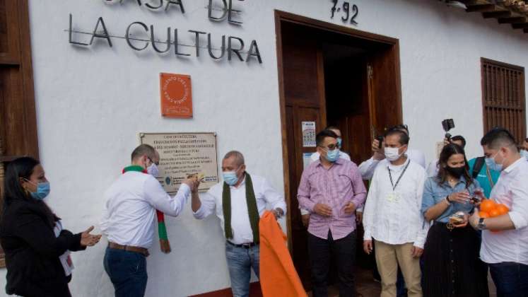 El alcalde de Villa del Rosario, Eugenio Rangel; junto al ministro de Cultura,  Felipe Buitrag; develaron las placas de las ADN en los actos inaugurales.