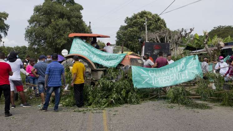 Más de 2.500 habitantes se han visto afectados por la demora con los arreglos del puente. Ayer protestaron contra la alcaldía / Foto Luis Alfredo Estévez