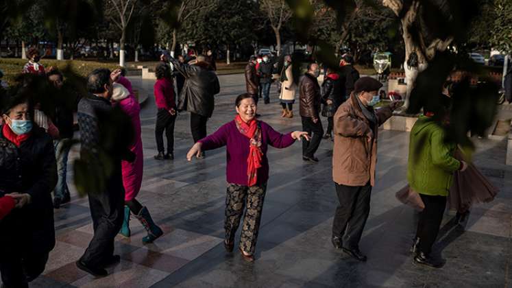 Personas mayores bailan en un área pública a lo largo del río Yangtze en Wuhan. Foto : AFP