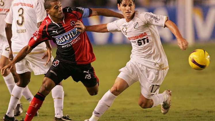 Macnelly Torres lucha una pelota con el volante brasilero Marcinho Guerreiro./Archivo/La Opinión