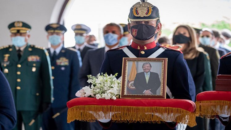 El presidente Iván Duque, sus ministros y los altos mandos militares y de policía encabezaron ayer las ceremonias de homenaje al ministro de Defensa, Carlos Holmes Trujillo.