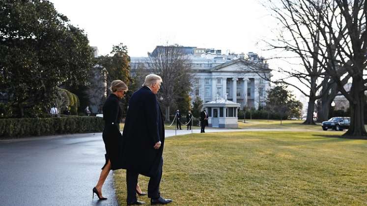 El saliente presidente de los Estados Unidos, Donald Trump, y la primera dama Melania se dirigen a abordar el Marine One antes de partir desde el jardín sur de la Casa Blanca en Washington. Foto AFP
