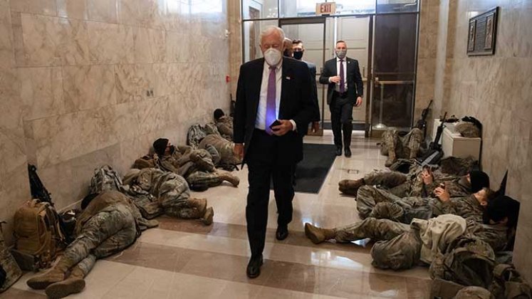 Efectivos militares y agentes especiales están desplegados por el Capitolio Nacional y otros monumentos, a pocos días de la posesión del presidente Joe Biden. Foto Afp.