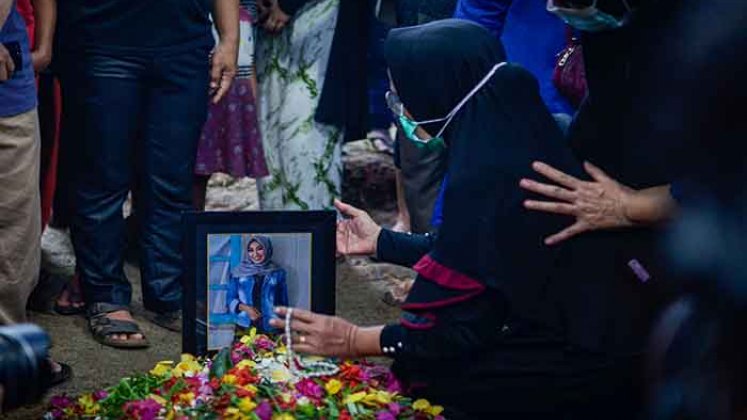  Los familiares lloran por el ataúd de Indah Halimah Putri, una pasajera a bordo del vuelo SJ182 de Sriwijaya Air que se estrelló minutos después del despegue de Yakarta.  Foto: AFP