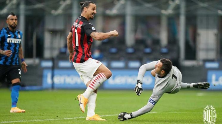 Zlatan Ibrahimovic con el Milán, frente al Inter. Foto: AC Milán
