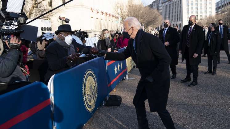El presidente de Estados Unidos, Joe Biden, saluda al presentador de la NBC, Al Roker, mientras él y la primera dama, Jill Biden, caminan por la avenida Pennsylvania frente a la Casa Blanca./ Foto AFP