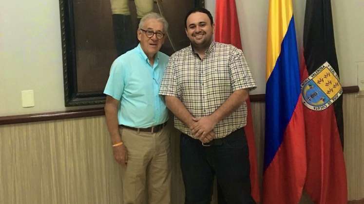 Juan Diego Peña junto al alcalde Jairo Yáñez. 