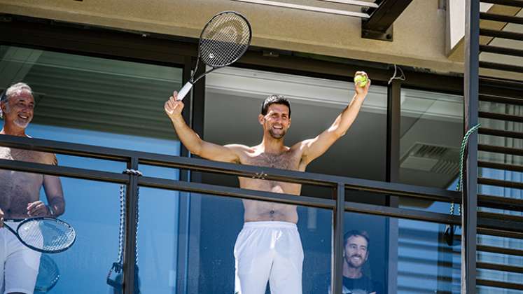 Novak Djokovic confinado en su habitación en Australia.  Foto: AFP