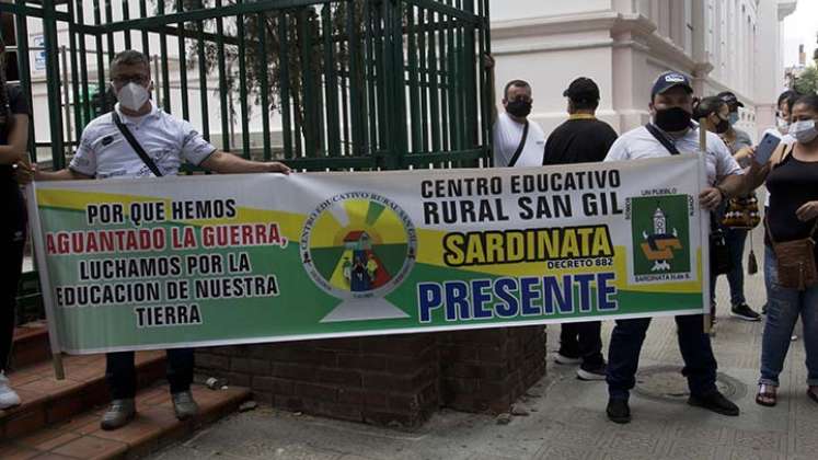 Frente a la Gobernación de Norte de Santander se manifestaron los docentes de básica primaria del Catatumbo. / Foto Luis Alfredo Estévez