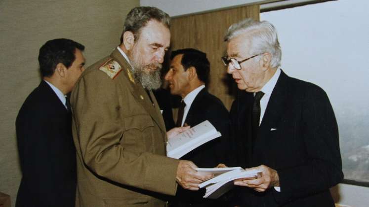 El expresidente Virgilio Barco (derecha), junto al líder de la revolución cubana, Fidel Castro, (izquierda), en una de las visitas del mandatario de la isla a Colombia.