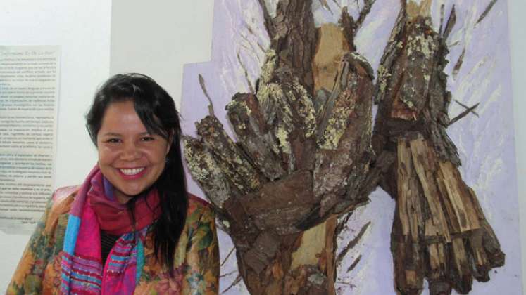 Con corteza de árboles, la pintora destaca siluetas de mujeres. / Foto: Cortesía