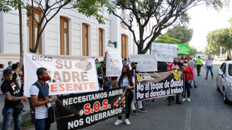 Dueños y trabajadores de bares y restaurantes de Cúcuta recorrieron algunas calles del centro. / Foto: Alfredo Estévez 