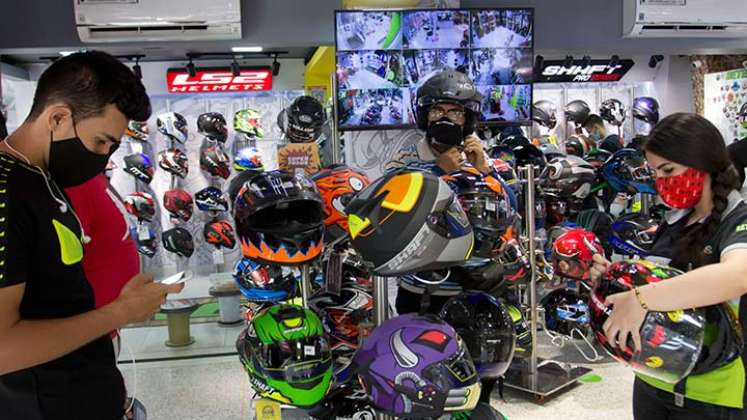Las autoridades de Tránsito verificarán desde hoy el cumplimiento de la norma que obliga a los motociclistas a usar un nuevo casco.