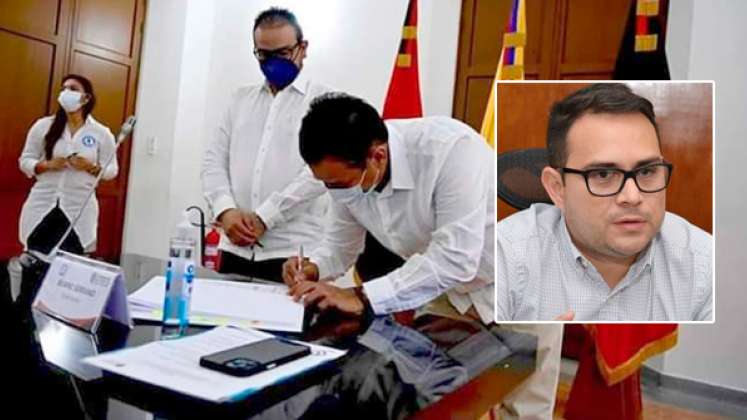 Juan Carlos Uribe (firmando) asumió desde esta semana la Secretaría de Cultura del Departamento, en reemplazo de César Ricardo Rojas (foto pequeña).