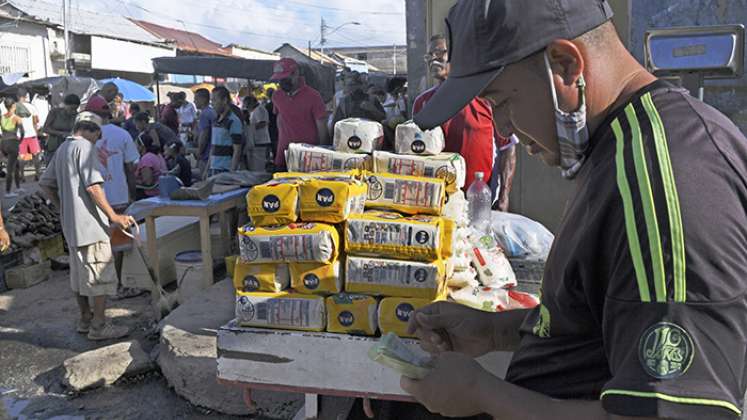 Las personas compran la comida en Trinidad y Tobago para enviarla a Venezuela en botes./ Foto:AFP