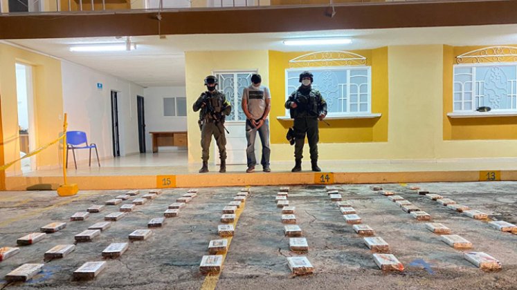 Fueron halladas 72 panelas de presunto clorhidrato de cocaína. / Foto: Policía