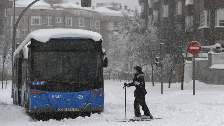 Las vías terrestres, ferroviarias y aéreas han sido cortadas por las violentas borrascas de nieve que se abaten desde el viernes por la tarde sobre gran parte del país. (Foto: AFP)