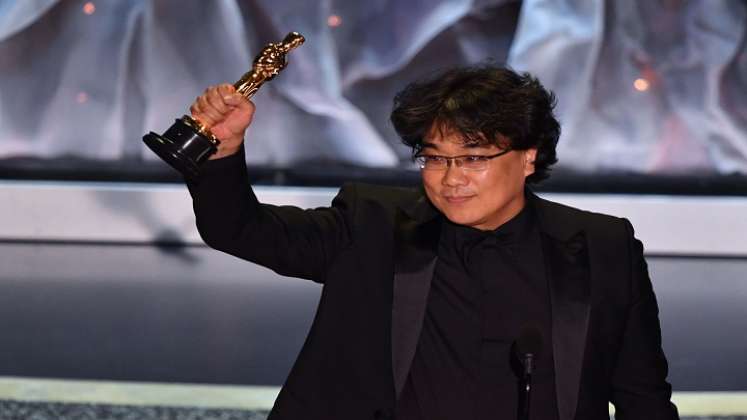 Bong Joon-Ho, el cineasta que hizo historia en 2020 al ganar no una, sino cuatro estatuillas de los Oscar por su cinta Parasite, sigue reescribiendo la historia del cine. Foto ARCHIVO La Opinión