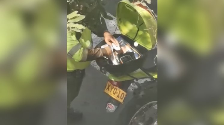 El video que dura menos de dos minutos, se hizo viral en las redes sociales, por el supuesto soborno que recibió un intendente de la Policía de Tránsito. / Foto: Tomadas del video.