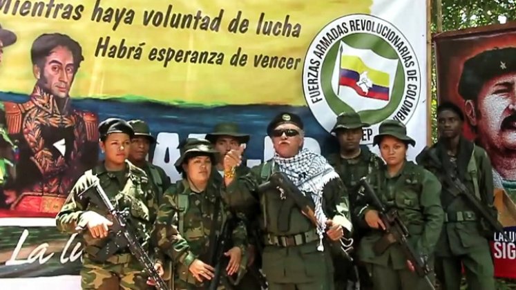Rodeado de guerrilleros y portando fusil AK (de origen ruso), Jesús Santrich ha aparecido en redes sociales. / Foto: Colprensa