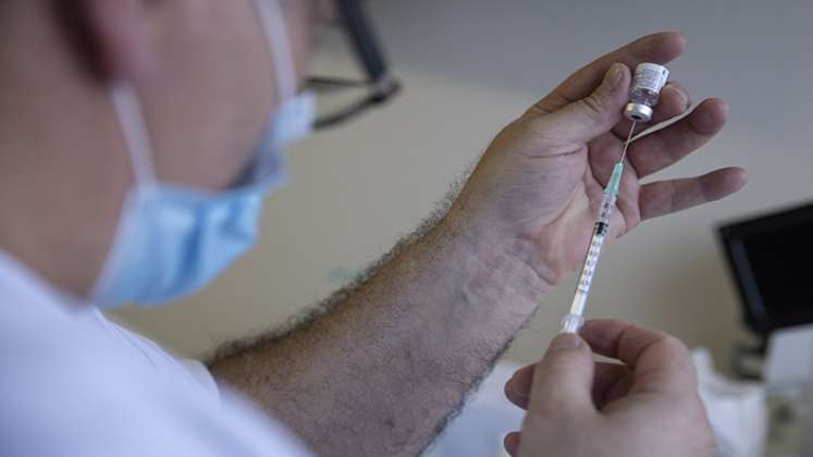 Las variantes surgidas en el Reino Unido y Sudáfrica pueden controlarse con dos dosis de la vacuna./ Foto:AFP