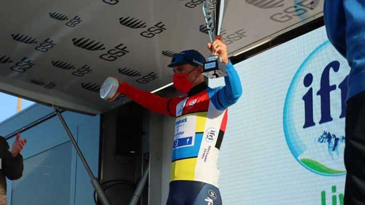 Davide Ballerini recibe el premio como ganador de la etapa