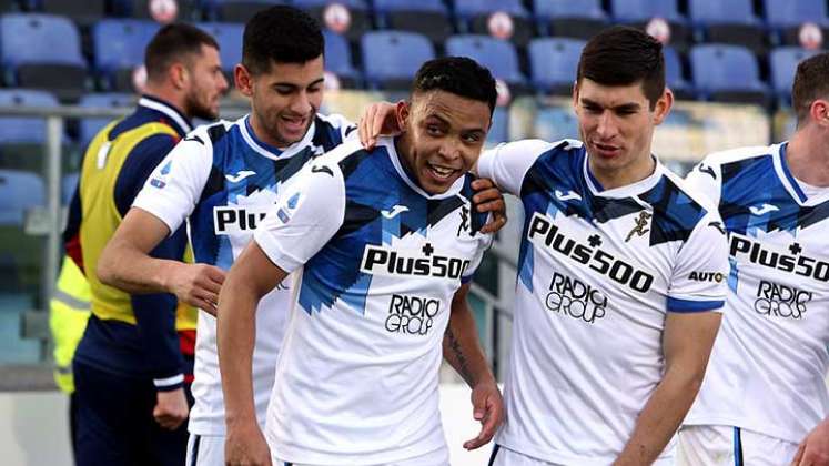 Luis Fernando Muriel es felicitado por sus compañeros, tras el gol.