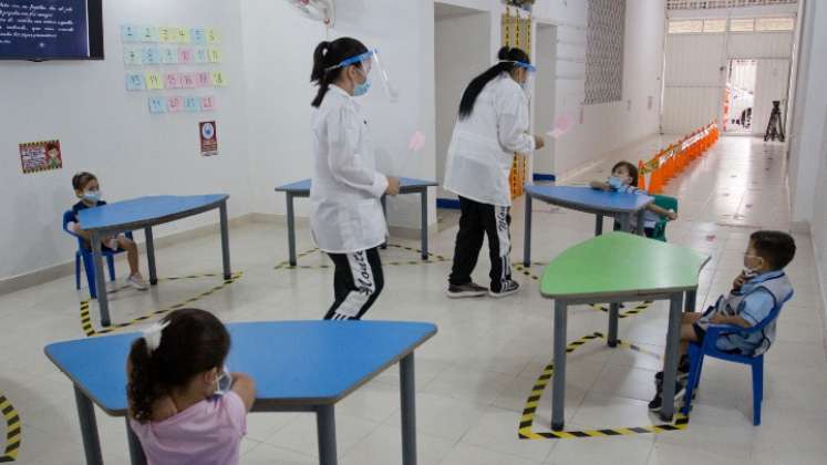 El proceso de desinfección de los niños es constante dentro de las aulas. /Foto: Alfredo Estévez.