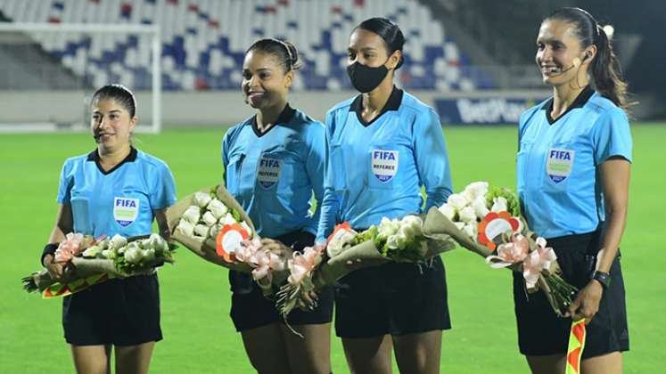 María Daza (árbitra central), Mary Blanco (asistente uno), Nataly Arteaga (como asistente dos) y Vanessa Ceballos (cuarta árbitra), se convierten en la primer terna arbitral conformada por mujeres que dirige un partido masculino del fútbol colombiano.
