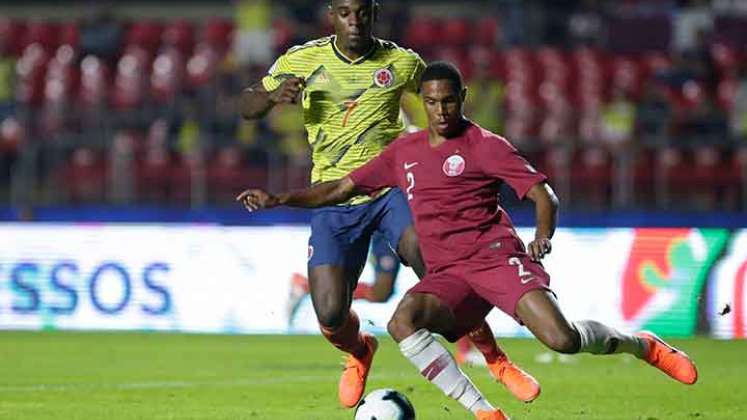 Duván Zapata pelea una pelota en un duelo entre Colombia y Catar en la Copa América de 2019. Foto; Colprensa