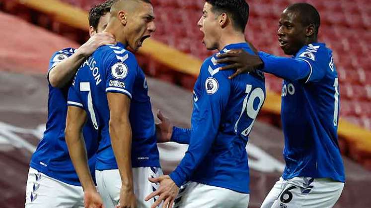 Richarlison y James Rodríguez celebran el primer gol del Everton en la victoria ante Liverpool. AFP
