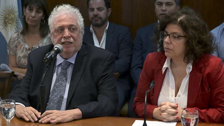 El ministro saliente, Ginés González García, junto a su reemplazo, Carla Viziotti, en una conferencia de prensa ofrecida el año pasado. 