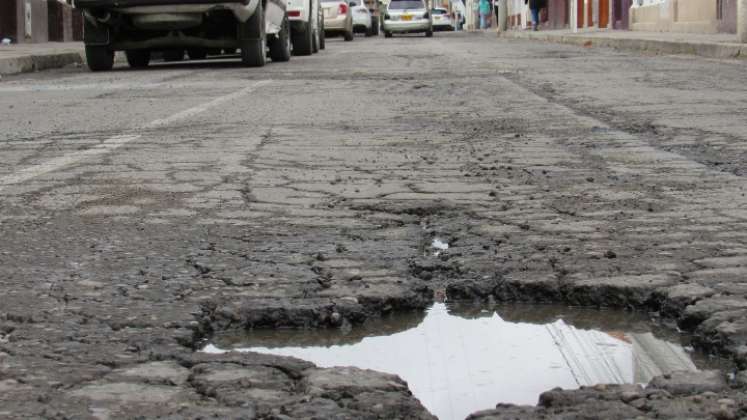 La mayoría de las calles están en mal estado por el deterioro del asfalto. 