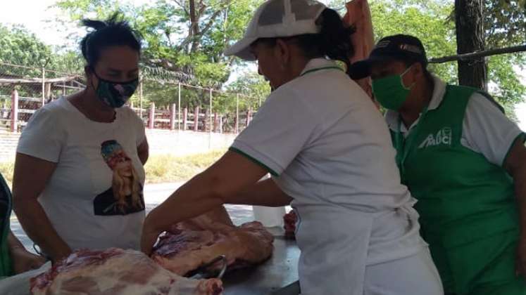 La vocación de las mujeres de Amuci está relacionada con la elaboración de productos cárnicos de cerdo. / Foto: Cortesía