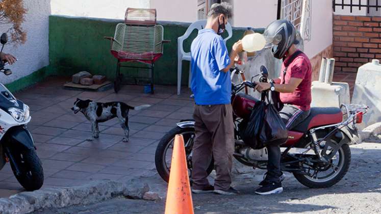 En muchos sectores de Cúcuta se encuentran viejos y nuevos pimpineros, así los márgenes de ganancias no sean tan altos como cuando vendían gasolina de contrabando. / Foto: Luis Alfredo Estévez
